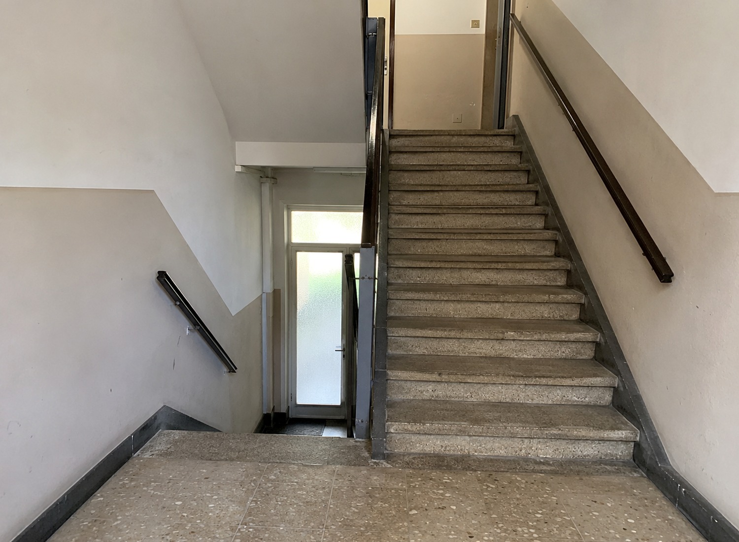 Treppenhaus vor der Reinigung in einem Mehrfamilienhaus