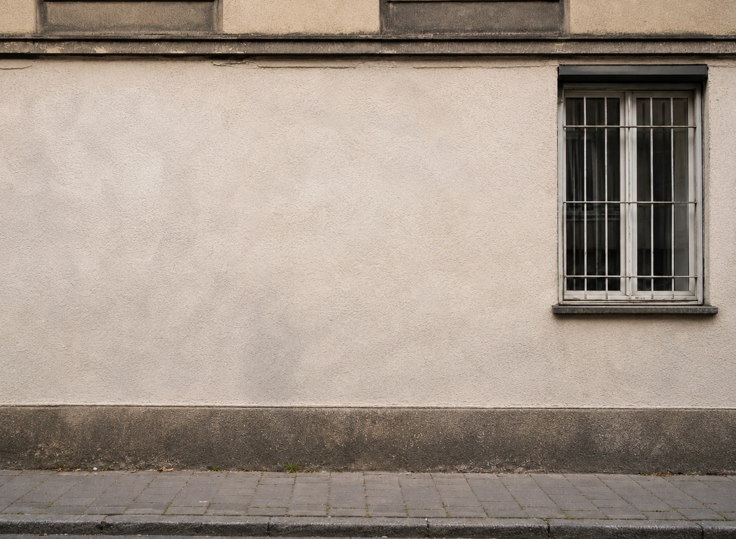 Gereinigte Wandfläche nach Graffitientfernung