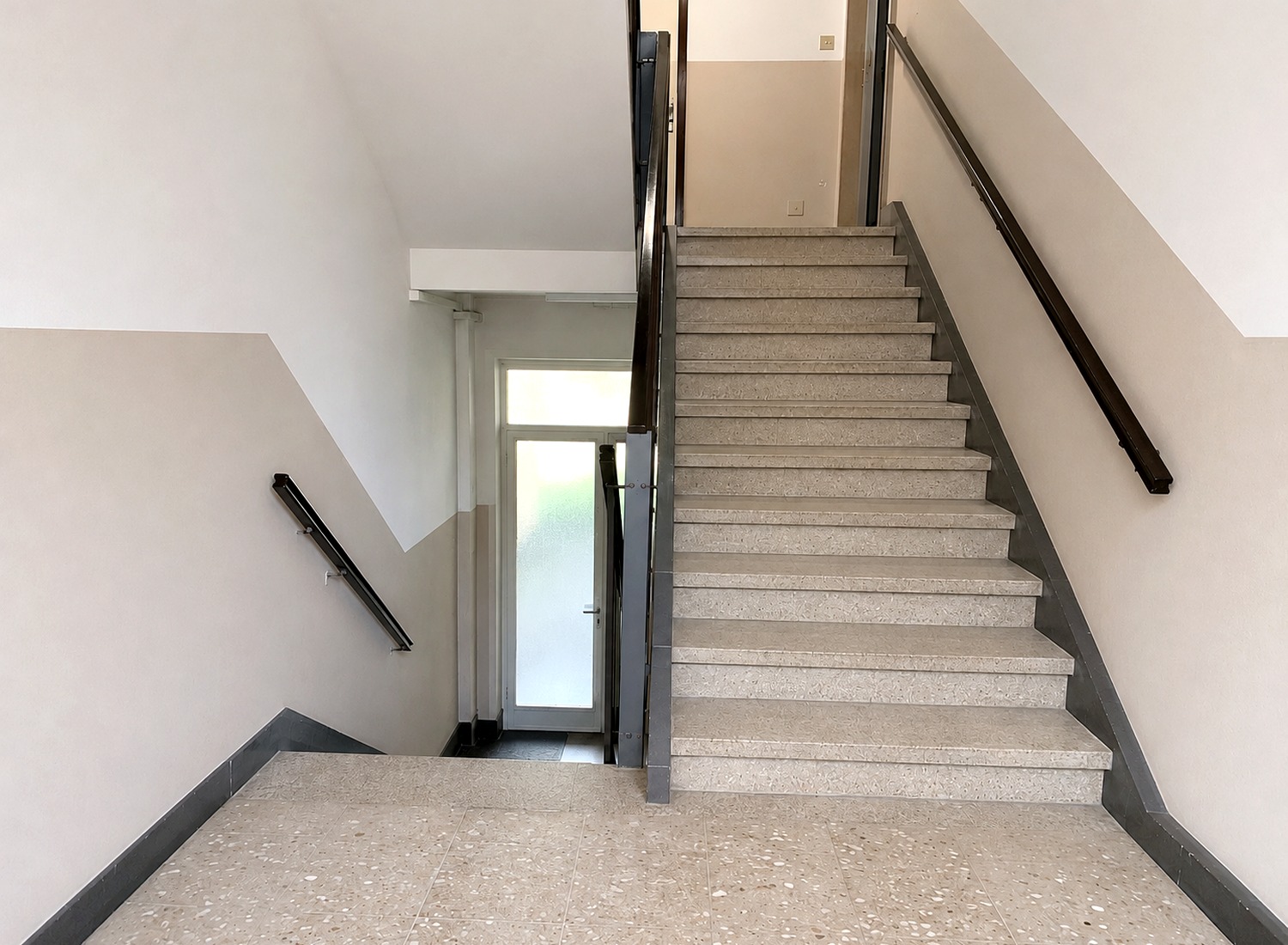 Treppenhausreinigung ohne Personen mit sauberem Handlauf und Stufen